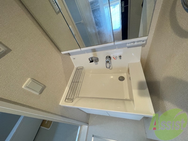 洗面設備　洗面台はシャワーノズルもついているので便利につかえます。