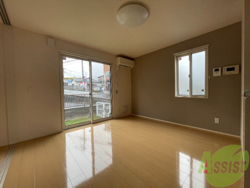 居室・リビング　１２帖もあるリビングは大きな窓なので明るい室内になります