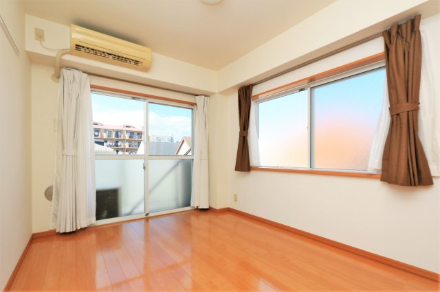 居室・リビング　参考写真（同物件別部屋）