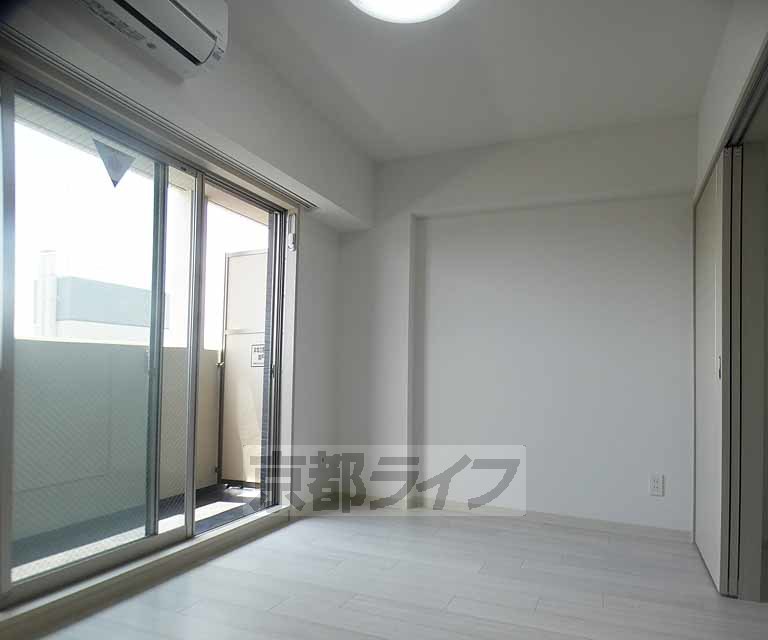 居室・リビング　白で統一されたきれいなお部屋です