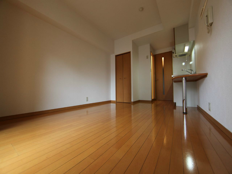 居室・リビング　洋室9.8帖　エアコン付　バルコニーに面しています