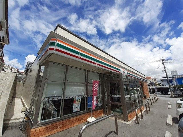 コンビニ　セブンイレブン那覇金城２丁目店（コンビニ）まで291m