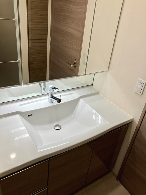 洗面設備　明るい洗面所です