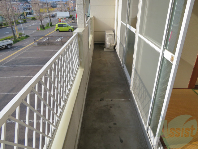 バルコニー　バルコニーは幅があり、広い印象を受けました。