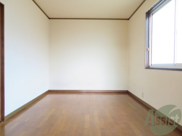 居室・リビング　６帖の洋室です。広々として、きれいですね。