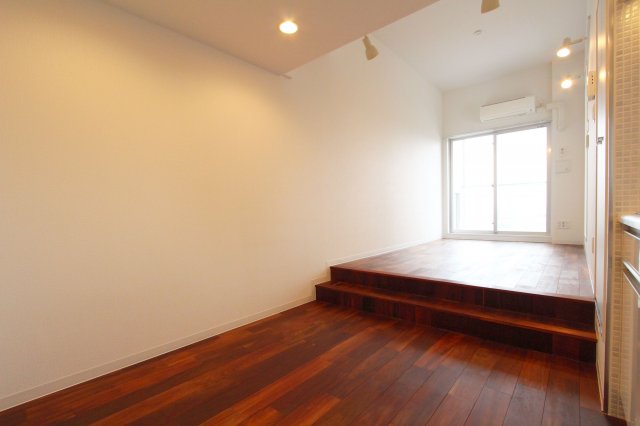 居室・リビング　参考写真（同物件別部屋）