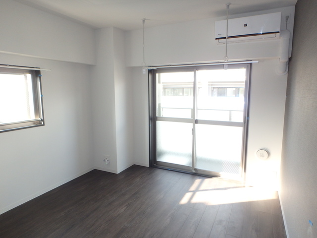 居室・リビング　落ち着いた雰囲気のお部屋です