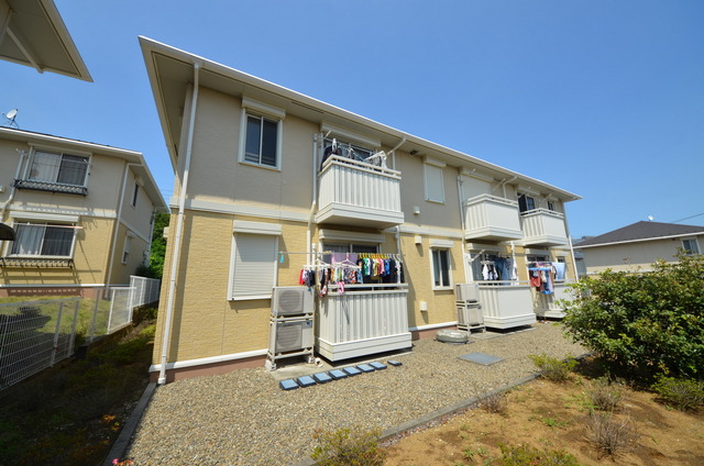 建物外観　★程よい緑に囲まれた、居心地の良い物件です★