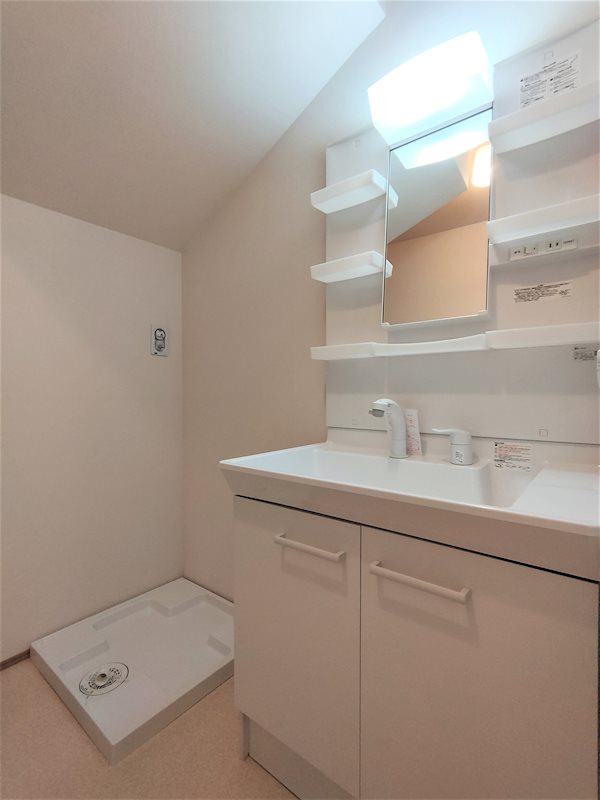 洗面設備　洗面所には独立洗面化粧台と洗濯用防水パンです。