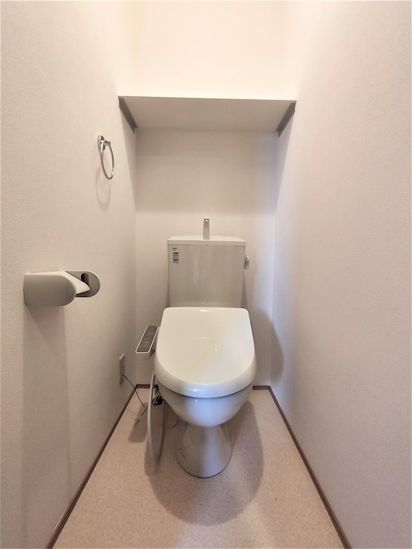 トイレ　温水洗浄便座付きのトイレになります。