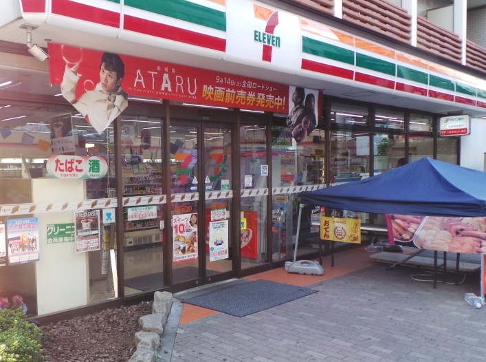 コンビニ　セブンイレブン　新宿百人町２丁目店（コンビニ）まで133m