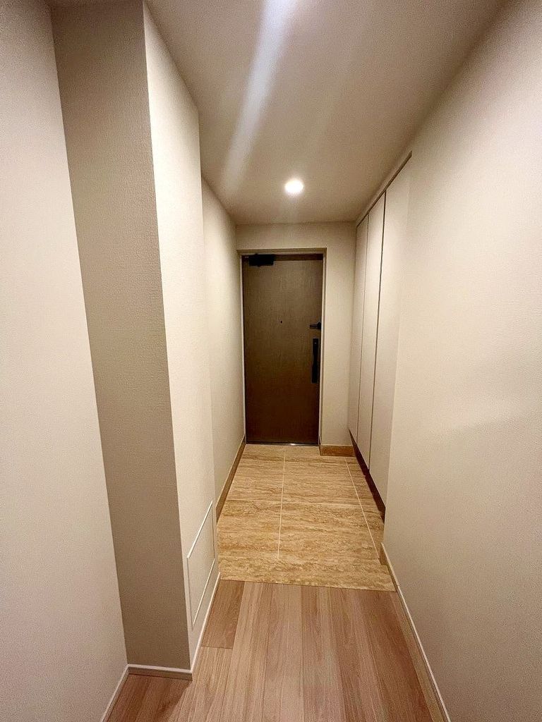 玄関　廊下側から玄関を撮影