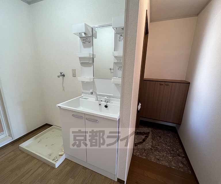 洗面設備　ユニットバスで洗面台もコンパクトに確保しています。