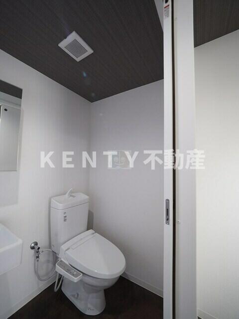 トイレ　落ち着いた色調のトイレです