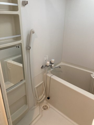 バス・シャワールーム　コンパクトで使いやすいお風呂です