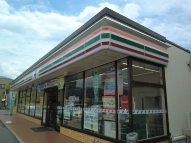 コンビニ　セブンイレブン（コンビニ）まで740m