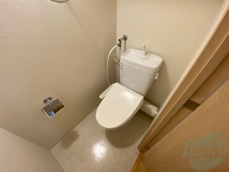 トイレ　ウォシュレット機能がついたトイレです。安心して使用できます。