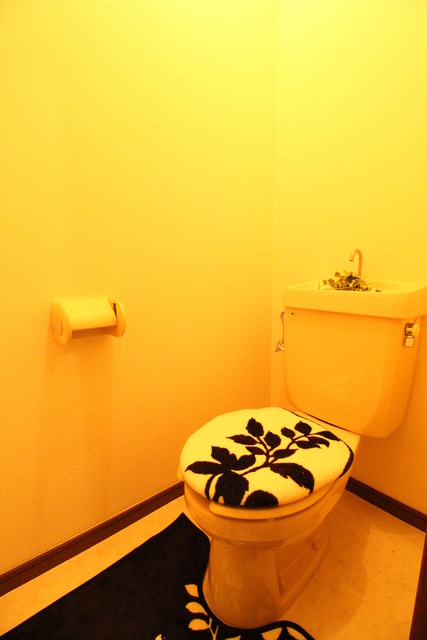 トイレ　※モデルルーム参考写真。実際のお部屋に家具、小物は付いており