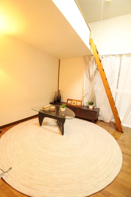 居室・リビング　※モデルルーム参考写真。実際のお部屋に家具、小物は付いており