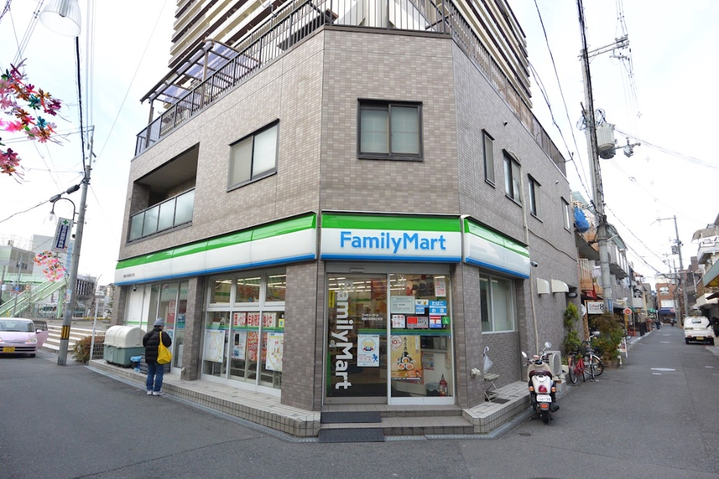 コンビニ　ファミリーマート 寝屋川香里南之町店（コンビニ）まで82m