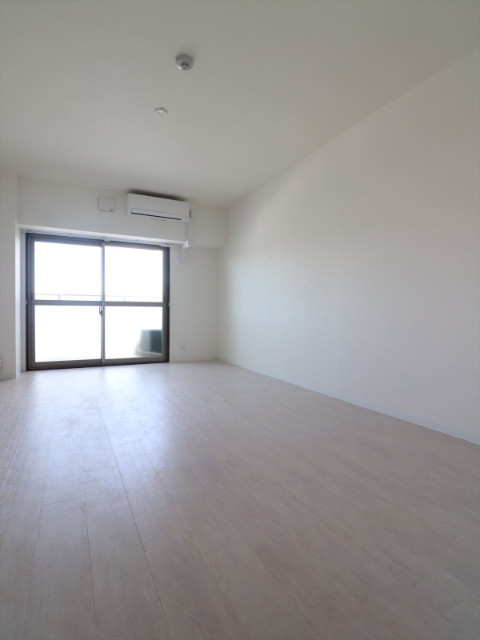 居室・リビング　白を基調とした清潔感ある広いお部屋です