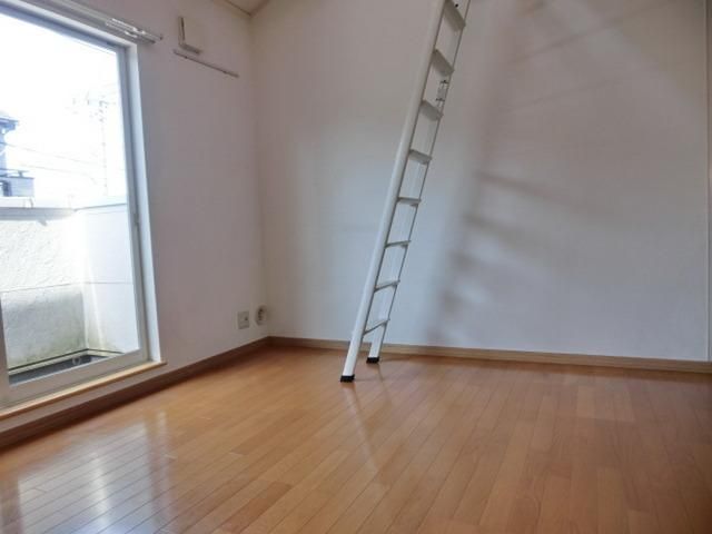居室・リビング　天井が高く解放感のあるお部屋です。