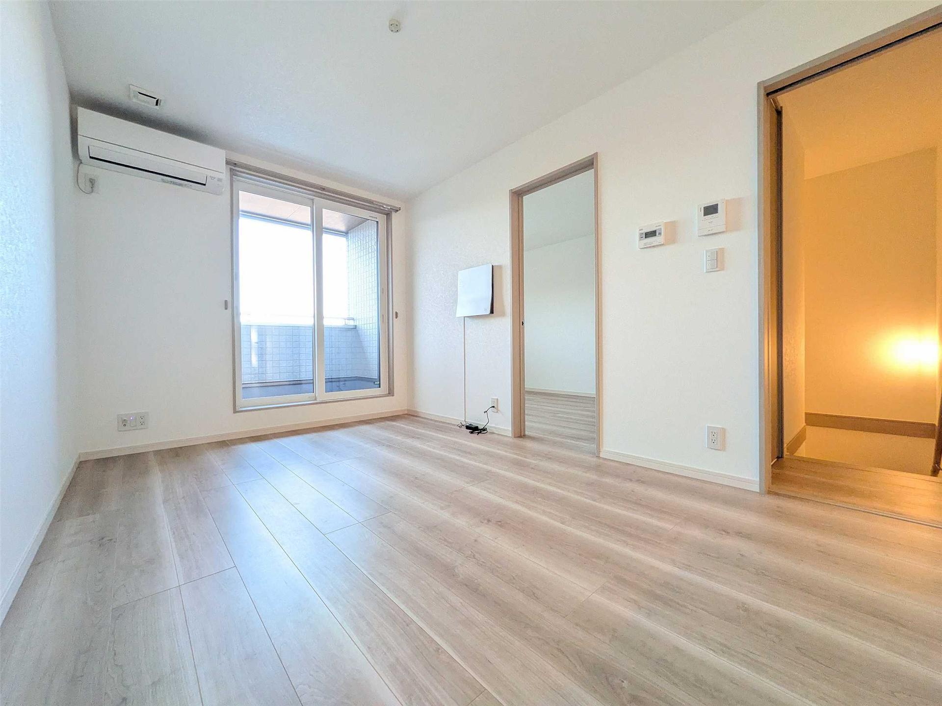 その他部屋・スペース　掃出し窓があり明るいお部屋です