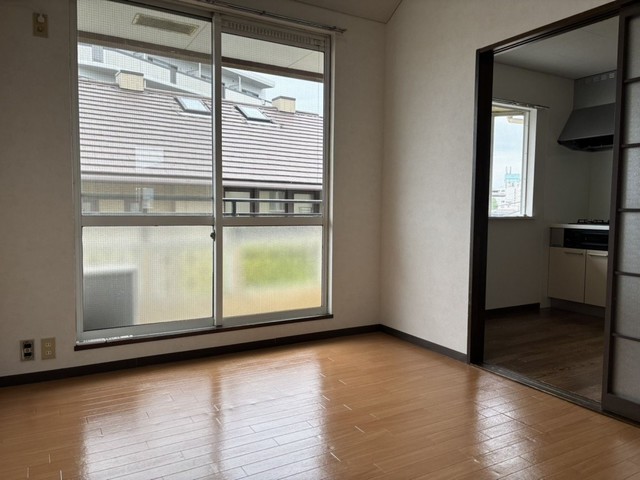 その他部屋・スペース　【洋室】洋室からキッチン方面