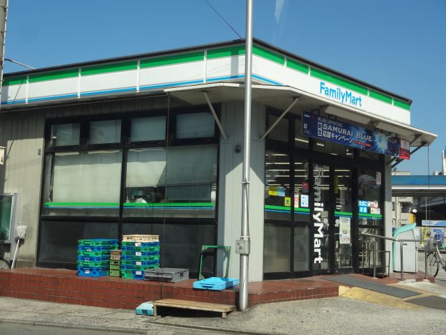 コンビニ　ファミリーマート（コンビニ）まで200m