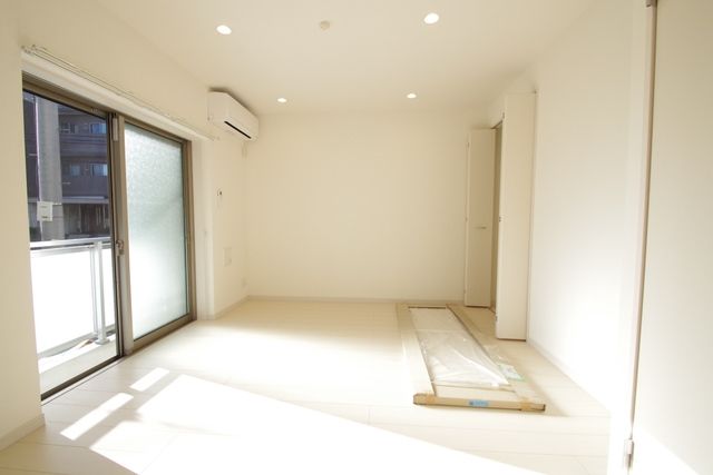居室・リビング　★8帖以上の広いお部屋、窓も大きく明るいです★