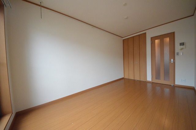居室・リビング　広めの洋室７帖♪