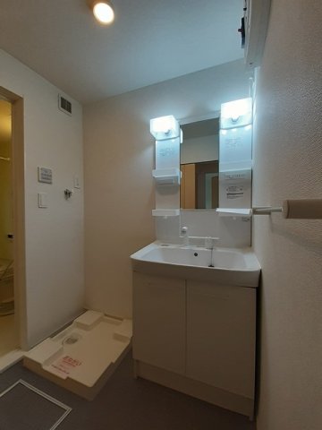 洗面設備　明るい洗面所です