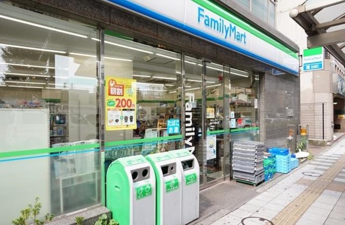 コンビニ　ファミリーマート駒沢大学駅前西口（コンビニ）まで180m
