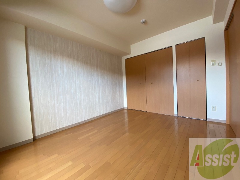 その他部屋・スペース　寝室はこちらです。光が差し込む、温かみのあるお部屋です。