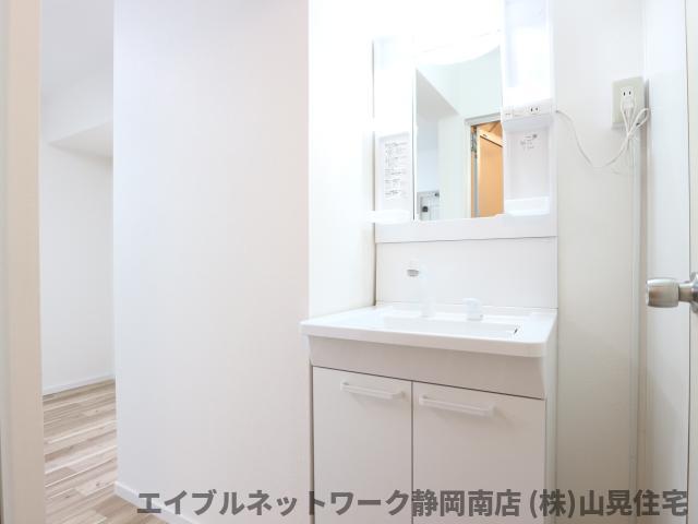 洗面設備　ゆったりとスペースのある洗面所