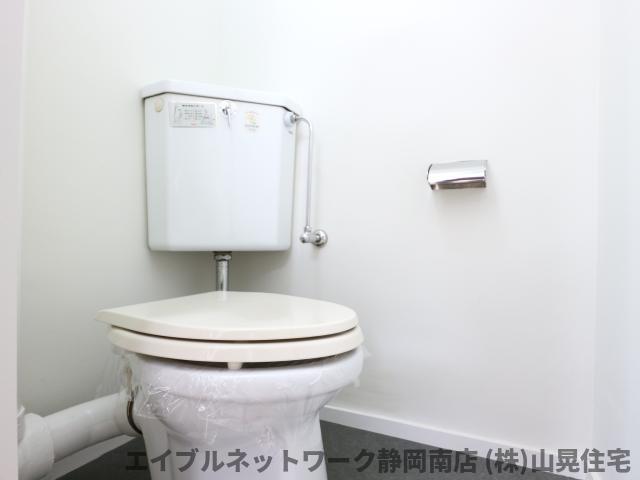 トイレ　落ち着いた色調のトイレです
