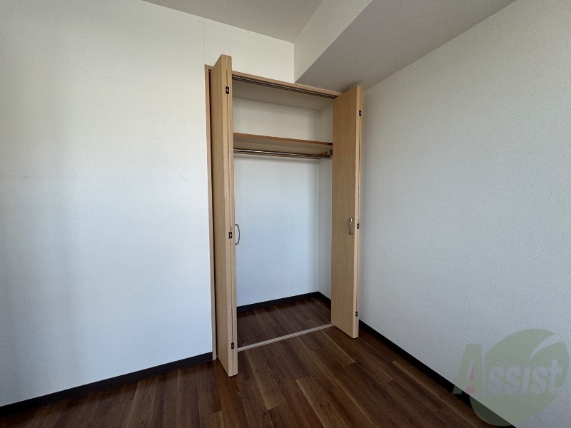 収納　こちらの収納にはハンガーをかけて服もしまえますね。
