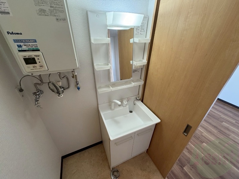 洗面設備　独立洗面台です。大きくてよいですね。シャンプーもできます