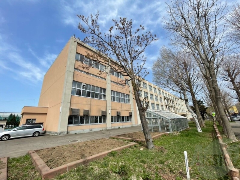中学校　札幌市立北栄中学校（中学校）まで896m