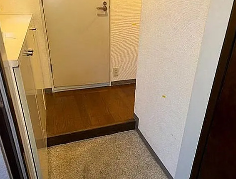 玄関　別部屋の画像を使用しております。