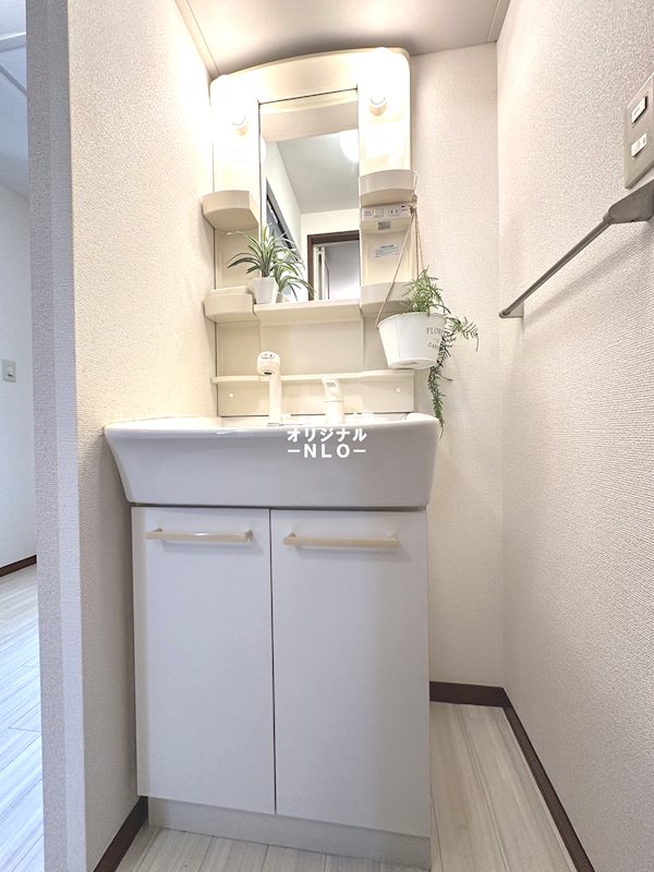 洗面設備　シャワーノズル付で身支度も、洗面台回りのお掃除もラクチン☆