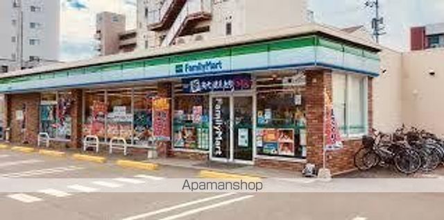 コンビニ　ファミリーマート（コンビニ）まで676m