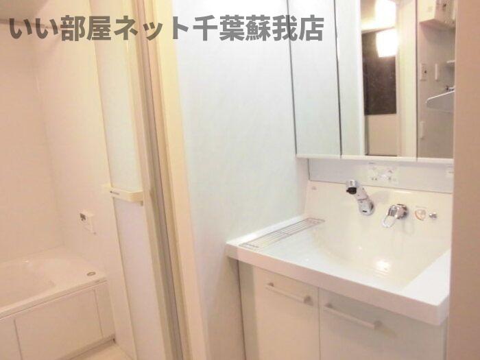 洗面設備　ゆったりとスペースのある洗面所