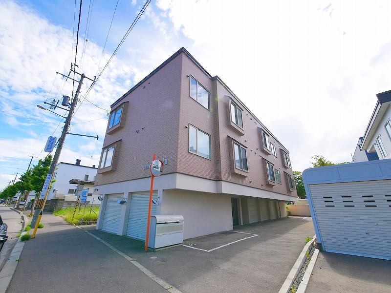 建物外観　閑静な住宅地に建つお部屋です♪