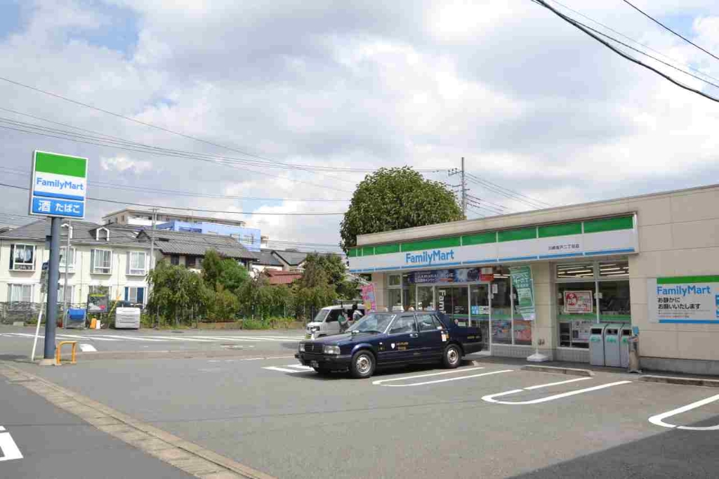 コンビニ　ファミリーマート（コンビニ）まで230m