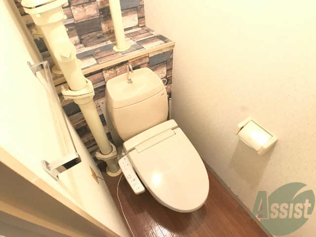 トイレ　人気のウォシュレットつきのトイレです。快適ですよ。
