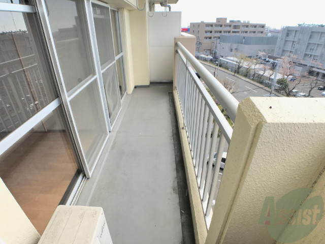 バルコニー　お天気のいい日はバルコニーで洗濯物も干せますよ。