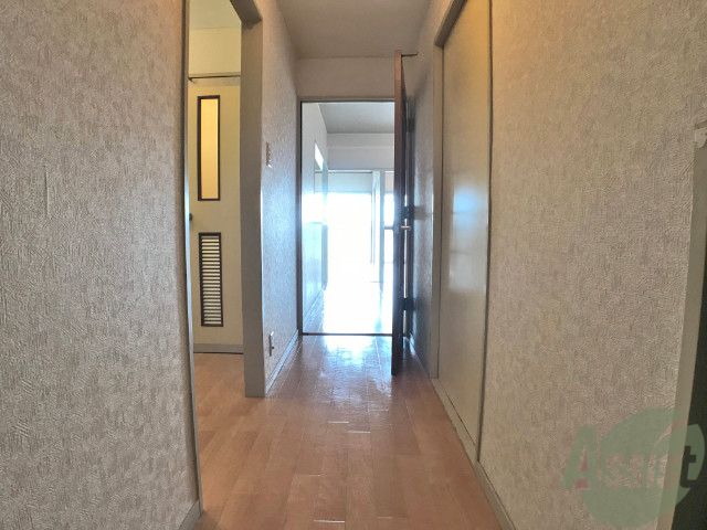 玄関　玄関からの目線です。光が差し込む素敵なお部屋ですよ。