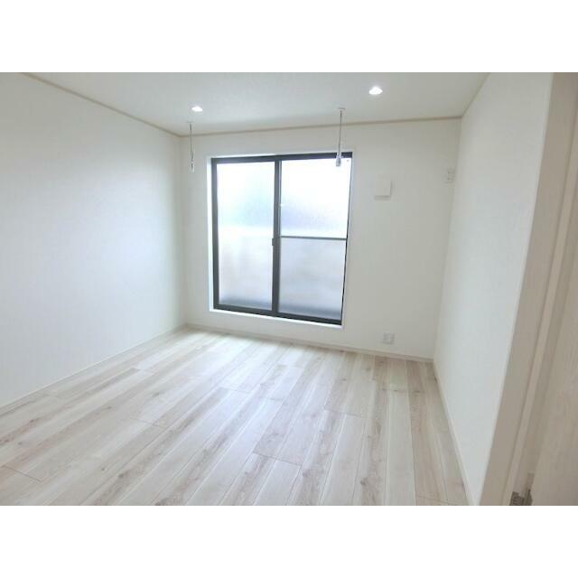居室・リビング　ナチュラルな木目調の床材を使用しており、温かい空間を演出して