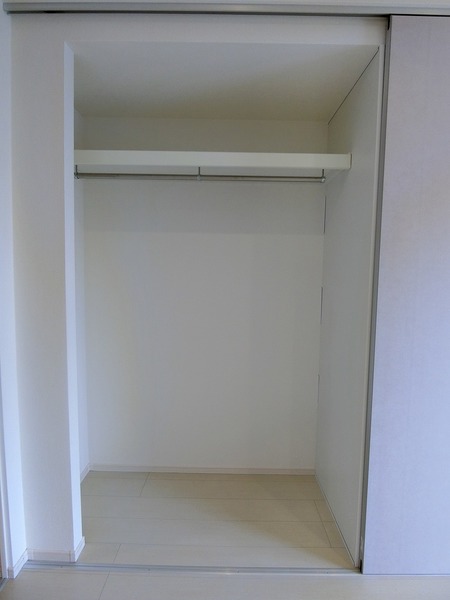 収納　ハンガーパイプ付き